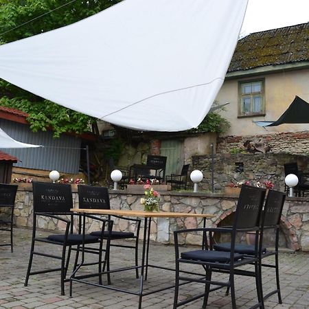 Viesnica Kandava Exteriör bild