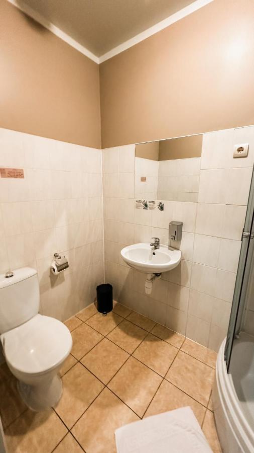 Viesnica Kandava Exteriör bild