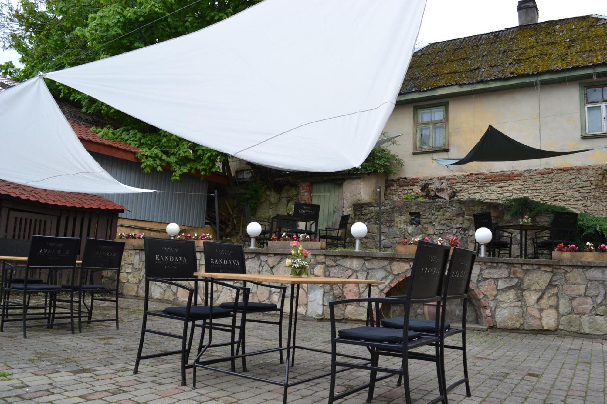 Viesnica Kandava Exteriör bild